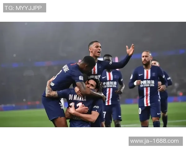 欧联杯：巴黎圣日耳曼与曼联激战成平局转会传闻引发热议