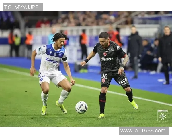 友谊赛精彩对决：里昂与巴黎圣日耳曼战成平局帽子戏法引发全场热潮