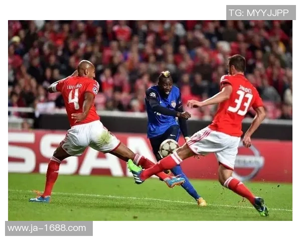 德甲精彩对决本菲卡大胜那不勒斯补时进球引发争议判罚全场沸腾