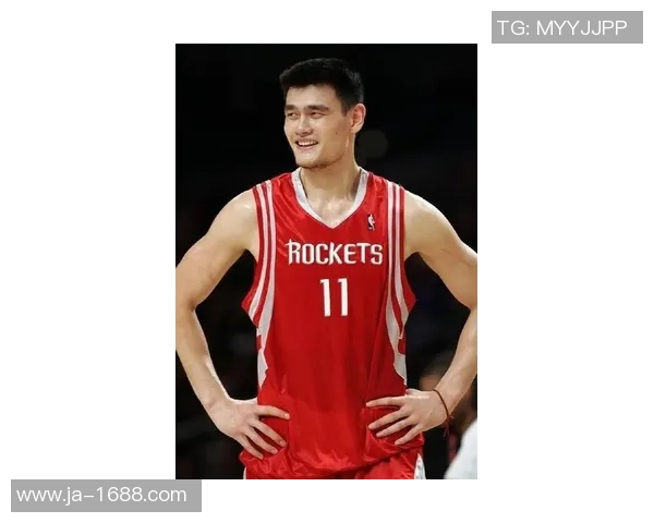 姚明高耸入云的扣篮瞬间展现篮球之美与力量的完美结合