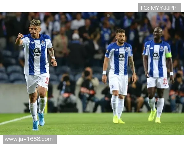 波尔图逆转里昂精彩瞬间回顾足总杯激战引爆全场热情