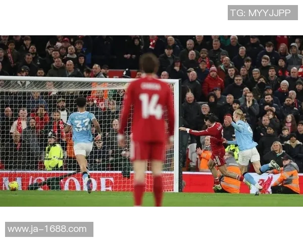 英超焦点战利物浦逆转曼城绝杀瞬间引发争议判罚热议